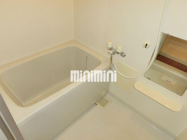 バス・シャワールーム　便利な鏡の付いたお風呂。