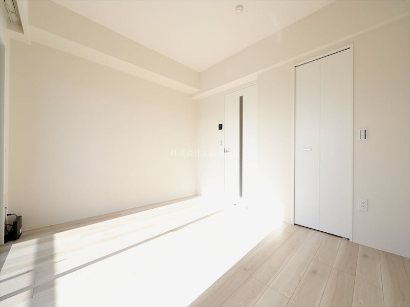 居室・リビング　洋室9.2帖　エアコン付　収納充実しています