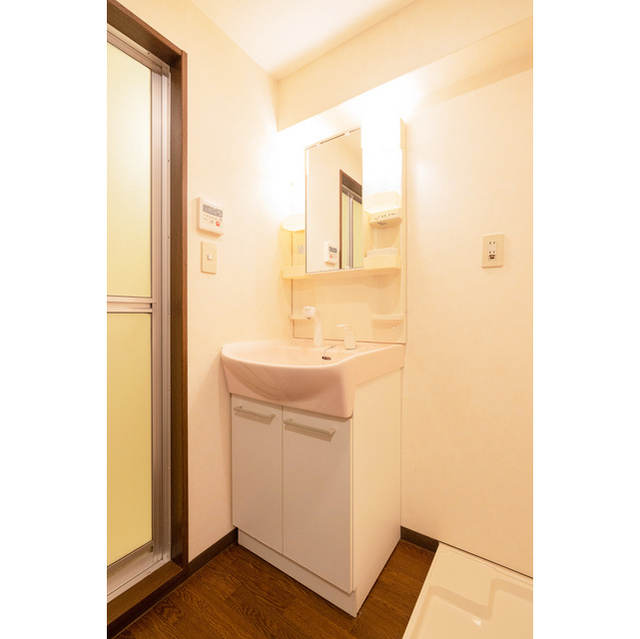 洗面設備　明るい洗面所です