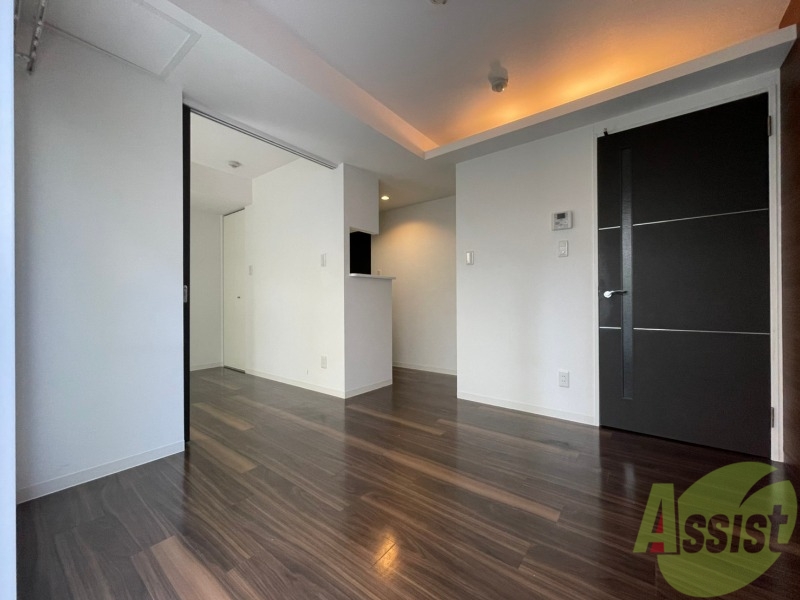 居室・リビング　フローリングや壁の色がお洒落な印象のリビングです。