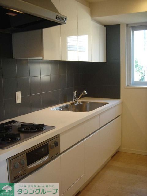 キッチン　Hタイプ2005年8月撮影 同タイプ310号室の写真です。