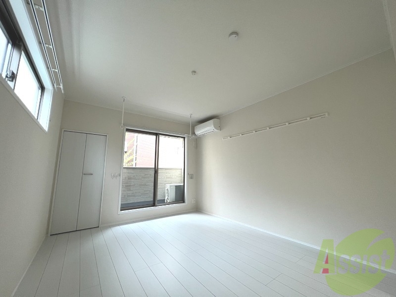 居室・リビング　リビングを別角度から撮影しました。綺麗で広々しております。