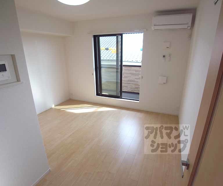 居室・リビング　南向きの明るいお部屋。