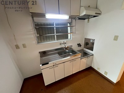 キッチン　背面キッチン・窓があり換気良好