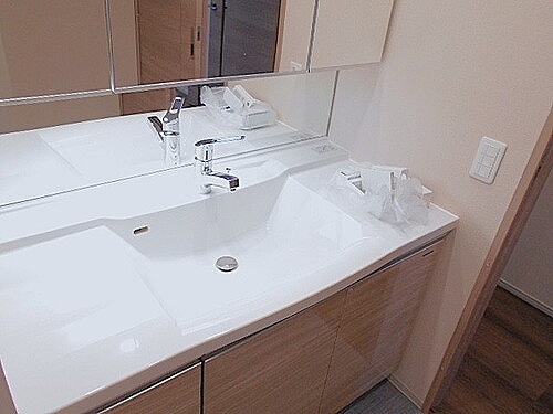 洗面設備　三面鏡付き洗面化粧台　※2021年10月撮影