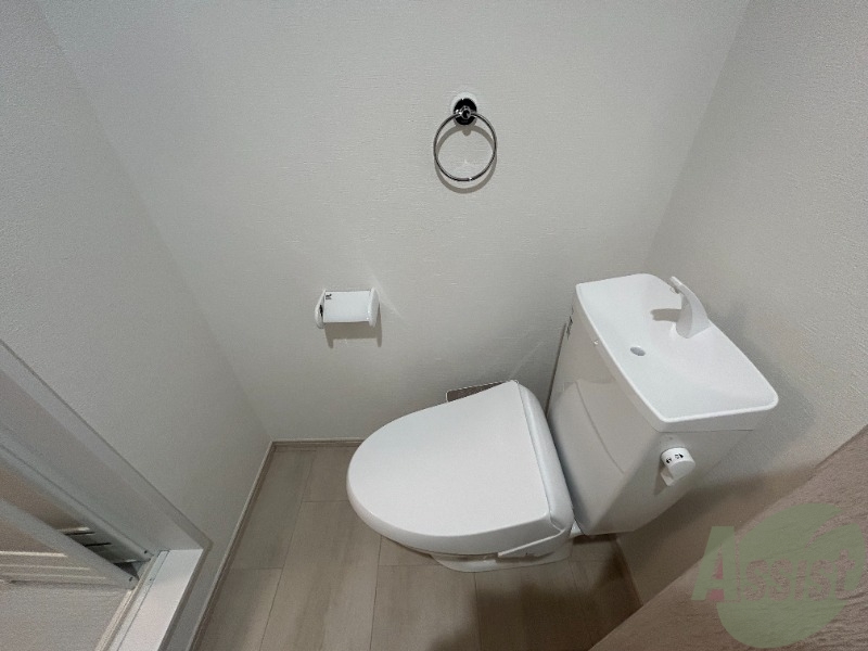 トイレ　ウォッシュレット機能付きで快適にお使いいただけます。