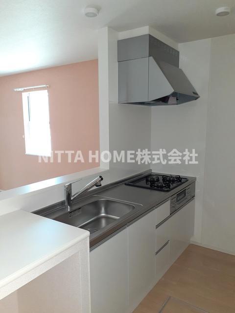 キッチン　３口コンロのキッチン♪調理台も付いています◎