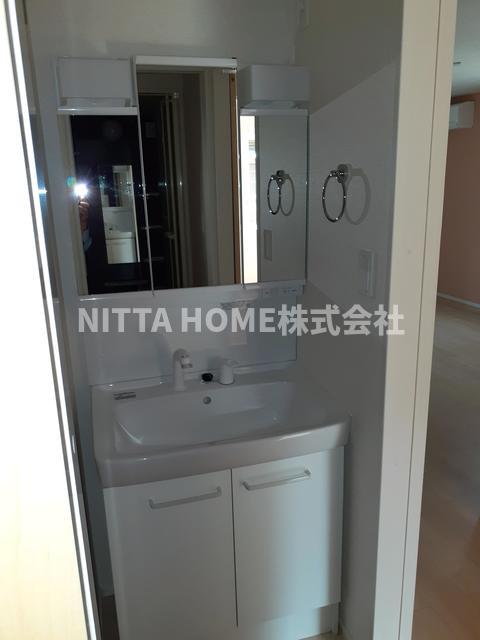 洗面設備　三面鏡付き洗面台もあります◇