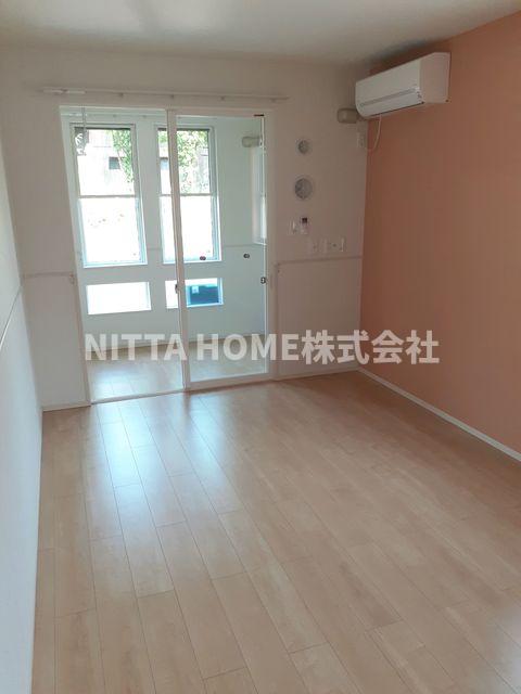 居室・リビング　お部屋は角部屋＊カウンターキッチン付きです☆彡