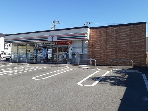 コンビニ　セブンイレブン中央市布施店（コンビニ）まで600m
