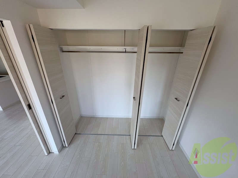 収納　クローゼットを開けてみました。奥行きがありますね。