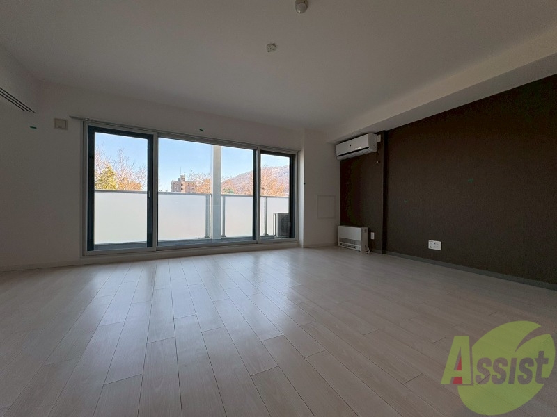 居室・リビング　白さが清潔感を出してくれます。お部屋も明るいですね。