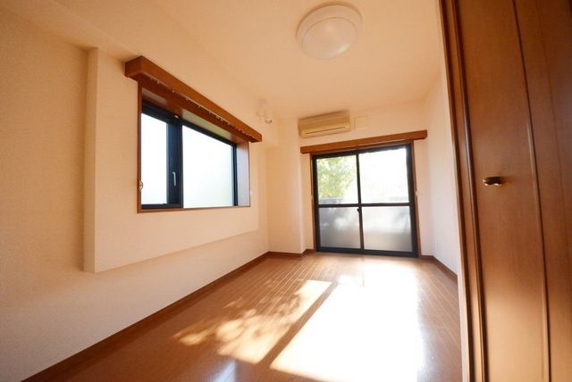 居室・リビング　★角部屋２面採光★