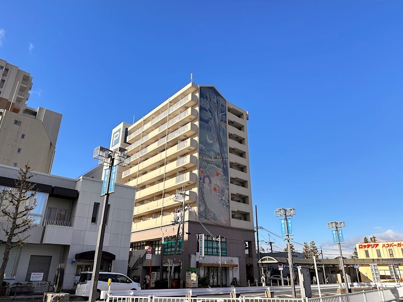 建物外観　１Ｆにパン屋さんのあるマンション