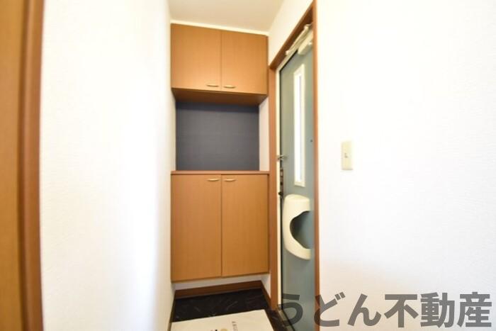 玄関　うどん県のお部屋探しはうどん不動産へ うどんちゃんとLINE