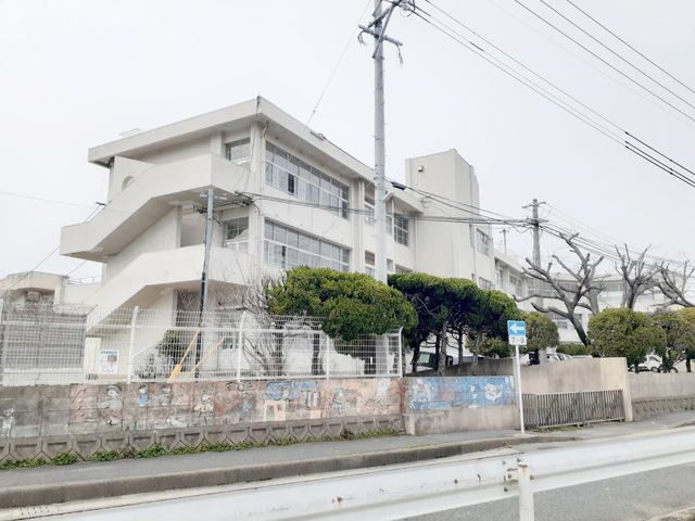 小学校　粕屋町立粕屋西小学校（小学校）まで400m