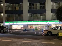 コンビニ　ファミリーマート牛込柳町駅前店（コンビニ）まで135m