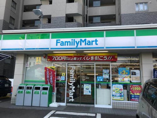 コンビニ　ファミリーマート スリーウェル新横浜店（コンビニ）まで305m