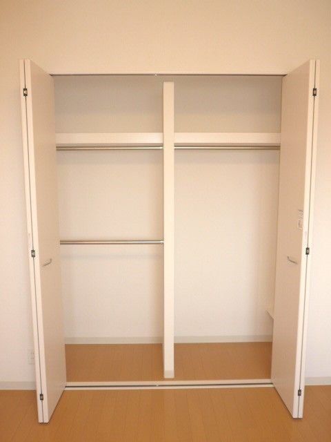 収納　寝室にクローゼットとエアコン付き。