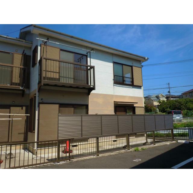 建物外観　東南角部屋、目隠しのフェンスもあります