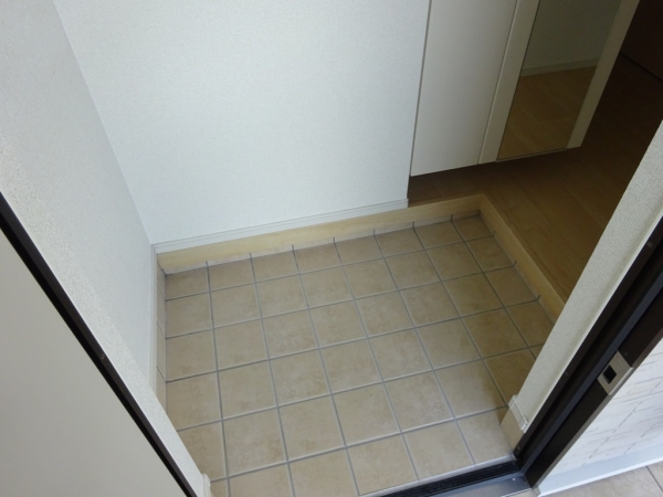 玄関　玄関を入るとホールがあります