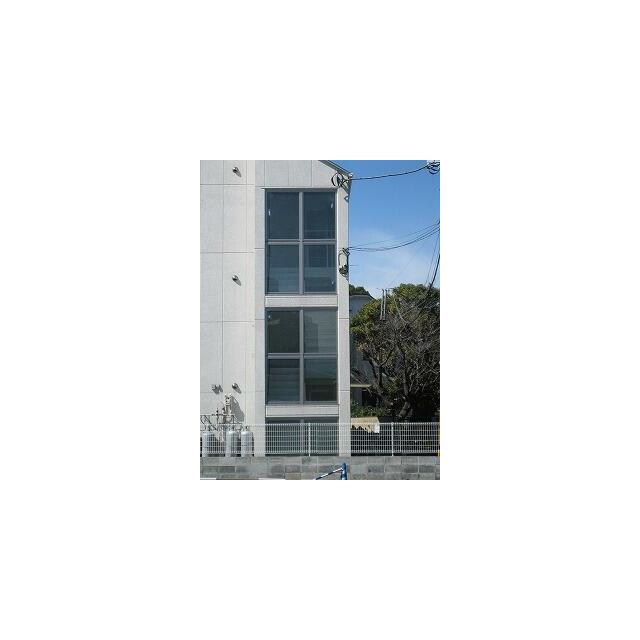 建物外観　ガラス張りで明るい室内階段部分