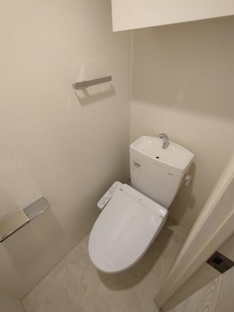 トイレ　落ち着いた色調のトイレです