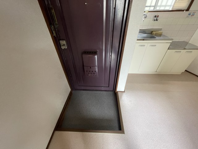 玄関　イメージとして同建物他部屋を表示しています