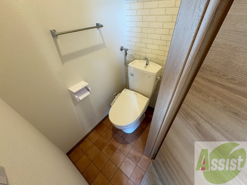 トイレ　ウォシュレット機能がついたトイレです。安心して使用できます。