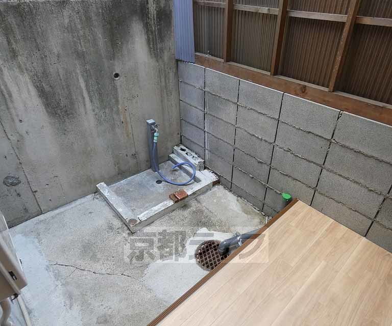 その他設備　お庭に洗濯機置き場です。