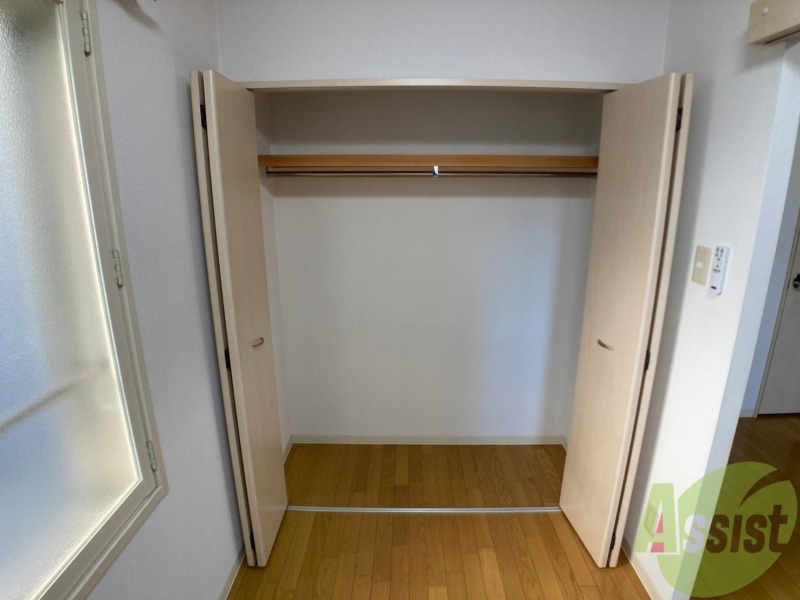 収納　クローゼットを開けてみました。奥行きがありますね。