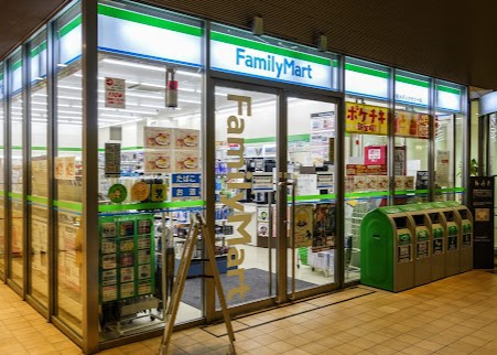 コンビニ　ファミリーマート汐留メディアタワー店（コンビニ）まで317m