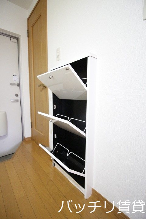 玄関　別号室タイプの為、現状を優先致します。