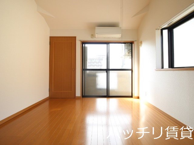 バルコニー　別号室タイプの為、現状を優先致します。