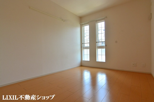 その他　西側６帖の洋室です。