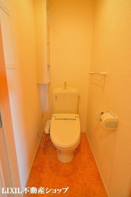 トイレ　側部に収納がある温水洗浄便座のトイレです。