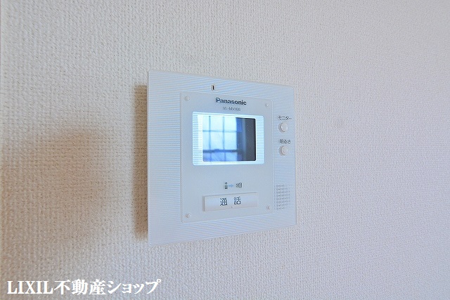 セキュリティ　来訪者の確認が出来るモニター付インターホンです。