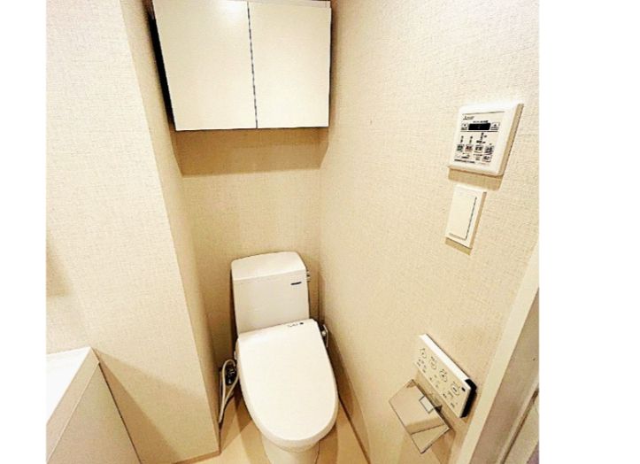 トイレ　落ち着いた色調のトイレです