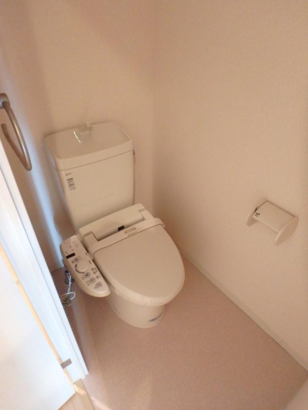 トイレ　トイレは温水洗浄便座付です