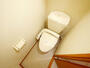 トイレ　落ち着いた色調のトイレです
