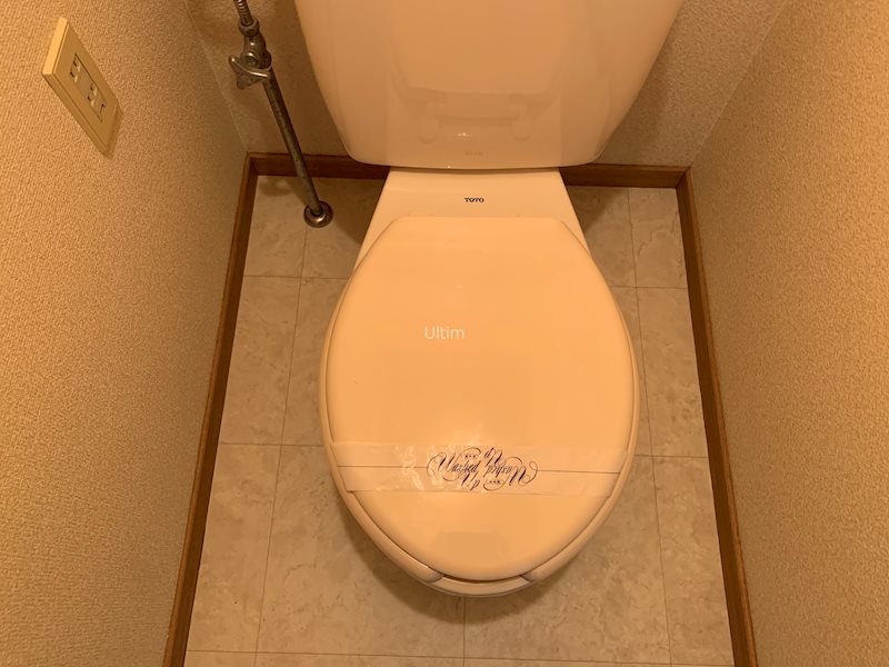 トイレ　ウォシュレット新設前の写真です。
