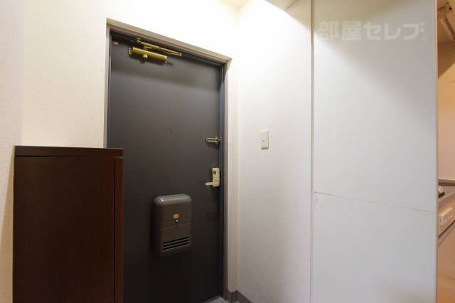 玄関　玄関横にシューズボックスついてます