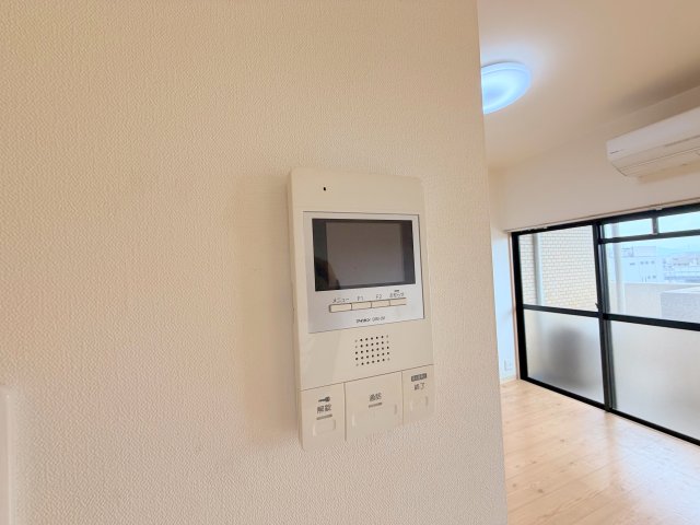 セキュリティ　TVモニターホンで来客が誰か確認してから開けて下さいね