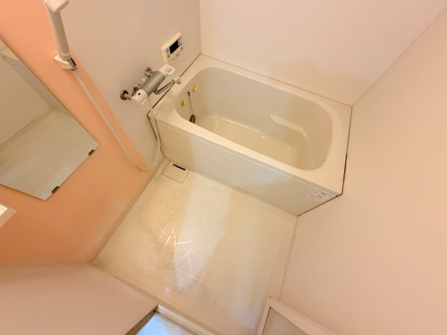 バス・シャワールーム　広めのお風呂は一日の疲れを癒してくれます。