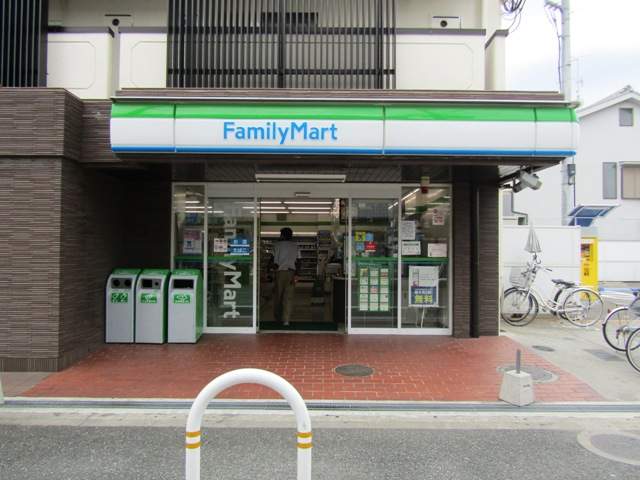 コンビニ　ファミリーマート（コンビニ）まで561m