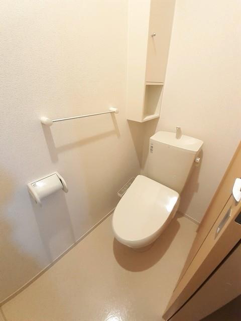 トイレ　トイレです。棚付きで便利です。