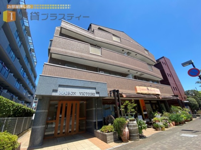建物外観　駅前の並木道を通って。ここなら朝の通勤も気持ち良さそう。。
