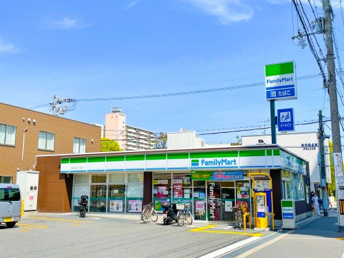 コンビニ　ファミリーマート 中加賀屋二丁目店（コンビニ）まで303m