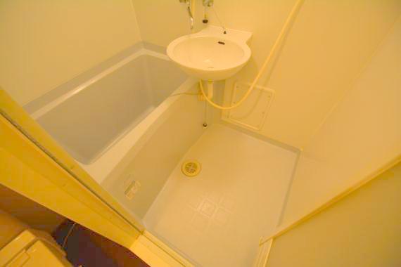 バス・シャワールーム　ゆったりと入るなら、お風呂とトイレとは別々が嬉しいですよね。