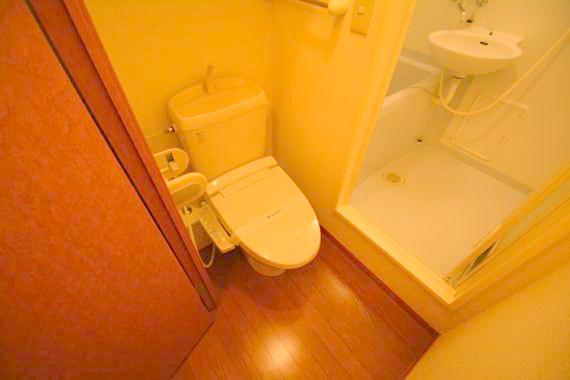 トイレ　綺麗なトイレにはウォシュレット標準装備です。